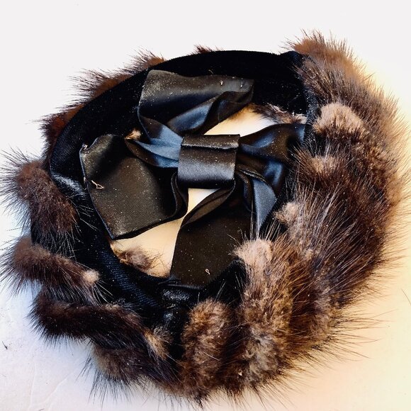 Vintage 1950's Brown Mink Capulet Style Hat with Black Center Bow - Picture 2 of 11